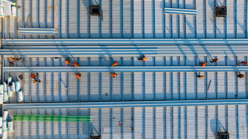 工人正在安装猪拱塘铅锌矿磨浮厂房屋顶。谢永奇摄