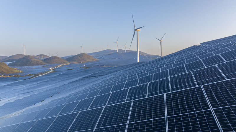 威宁县百草坪的光伏“蓝海”。李兴龙摄