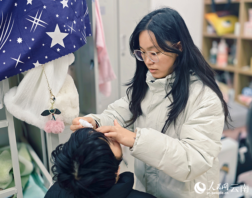 陆佳慧帮助小燕点眼药水