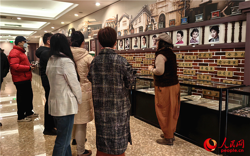 观众认真聆听讲解,了解老电影幕后的故事。