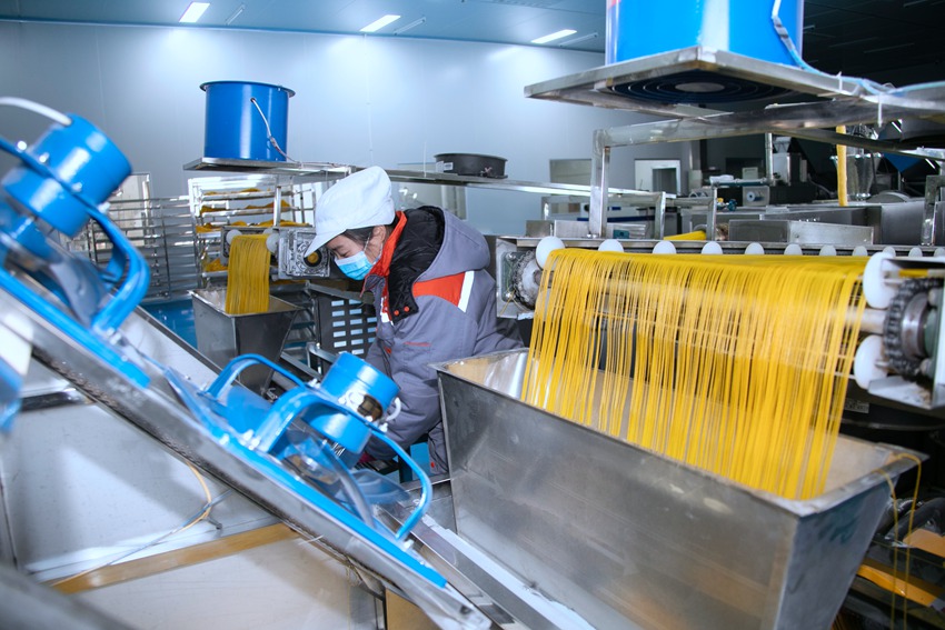 一粒粒杂粮经过机器变为美味的杂粮产品。