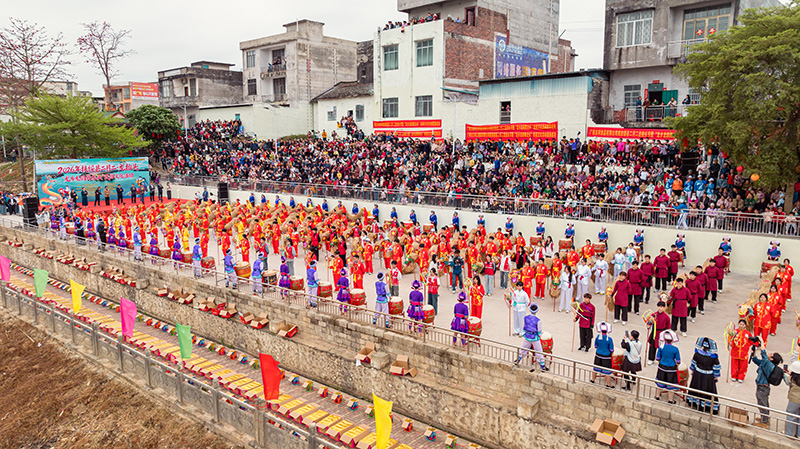 扶绥县“龙乡龙韵舞龙头”民俗活动开幕式现场,鼓乐齐鸣、各族群众欢聚一堂。吴特寺摄