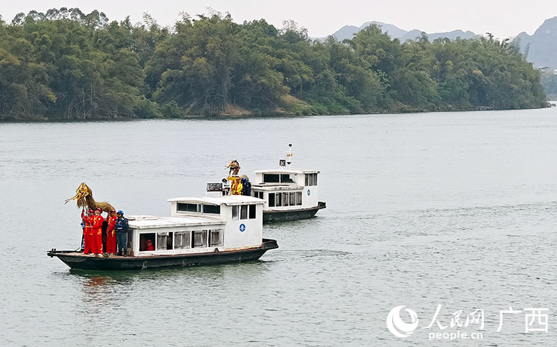 草龙乘船从左江驶来,为这场传承三百年的民俗盛会注入独特仪式感。沈泉池摄