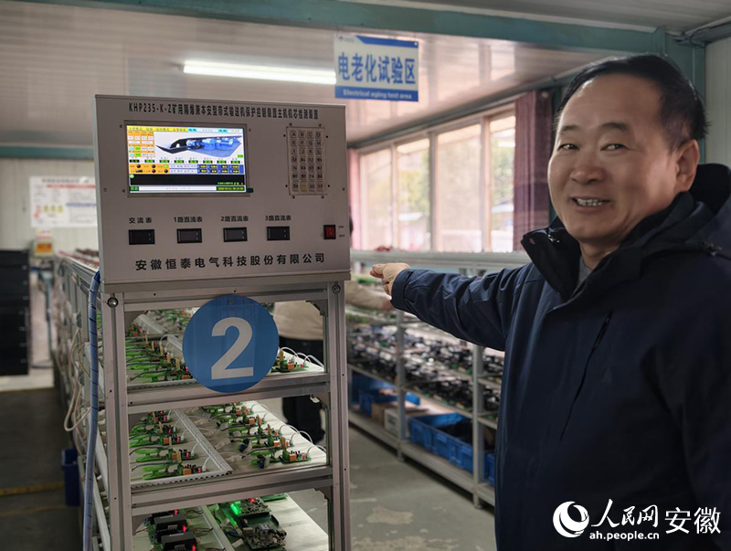 吴雪峰指着自动化检测设备介绍