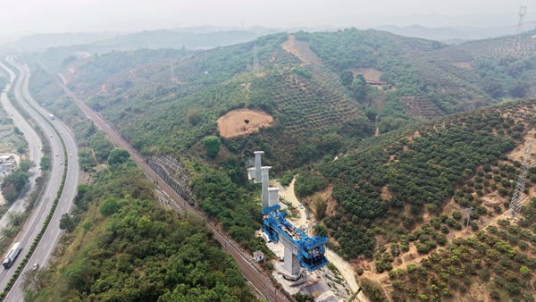 黄百铁路百房1号隧道进口贯通航拍。