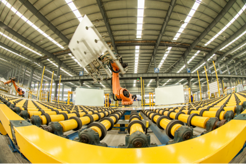 沭阳经济技术开发区的智能工厂里,高科技机械臂正在高效作业。