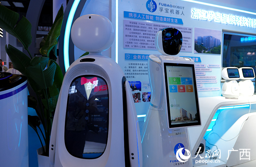 穿西装打领带的引导机器人