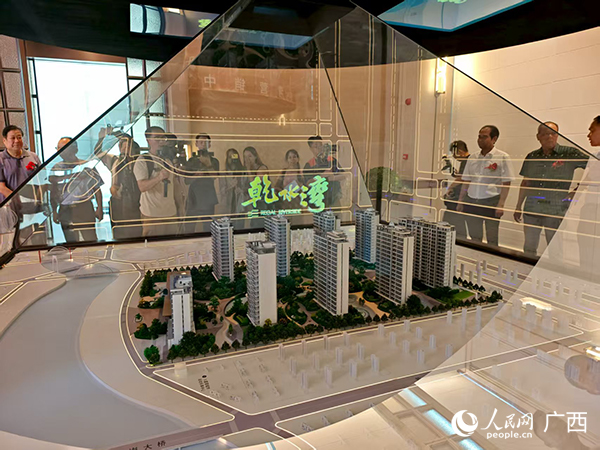 购房者通过全息沙盘了解社区信息