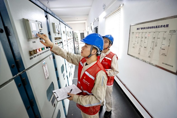 国网重庆市南供电公司工作人员对重要客户进行特巡，确保国庆期间用电安全稳定。