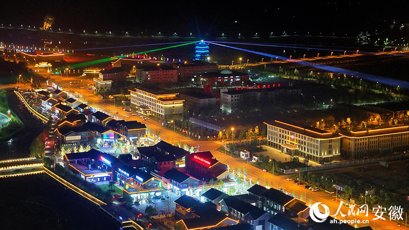 俯瞰春风美酒小镇夜景。