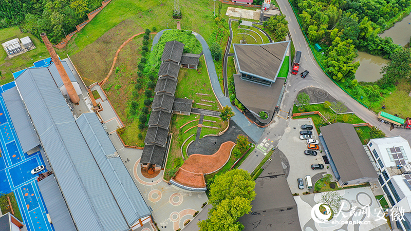 高耸的烟囱，诉说着老窑厂的沧桑变幻。