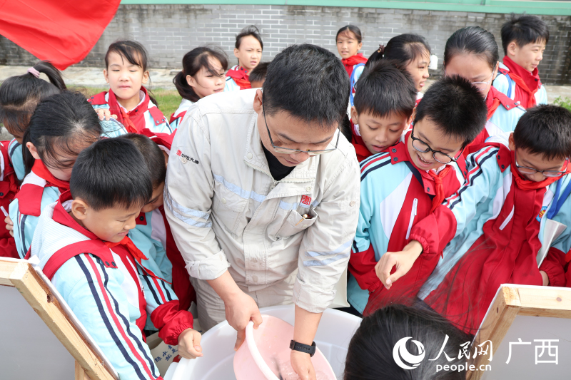 学生参观鱼类增殖放流中心站