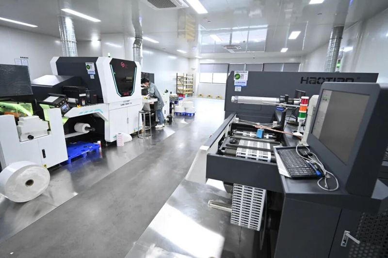 在码尚科技的生产车间，智能化印刷设备正全速运转。李士明摄