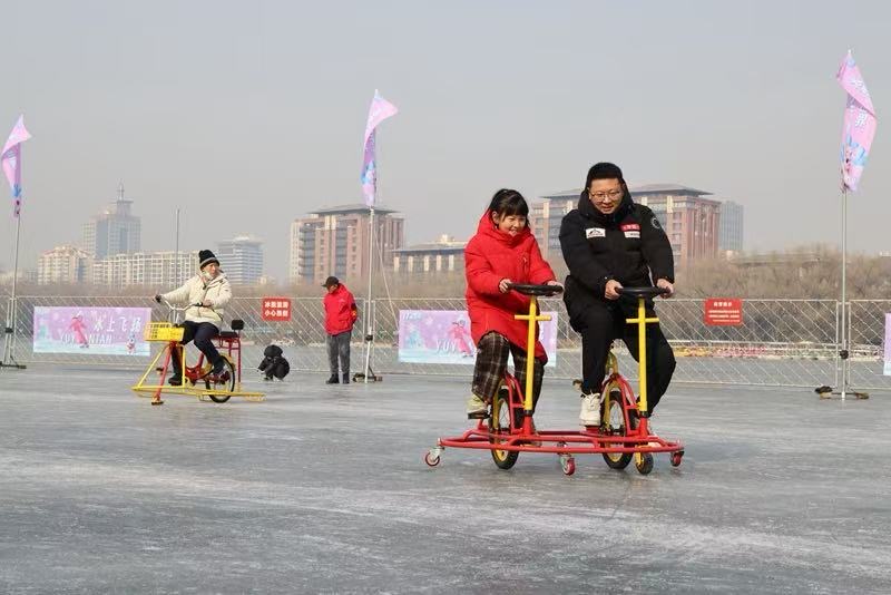 玉渊潭公园时隔六年再度开放冰场，打造近2万平方米的冰上乐园