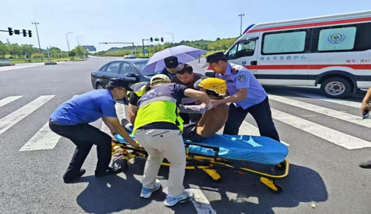 城管队员现场协助群众处置车辆故障的暖心场景。