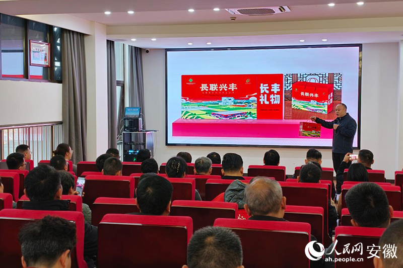 造甲乡宋岗社区党总支书记介绍“长联兴丰”农特产品包装标识