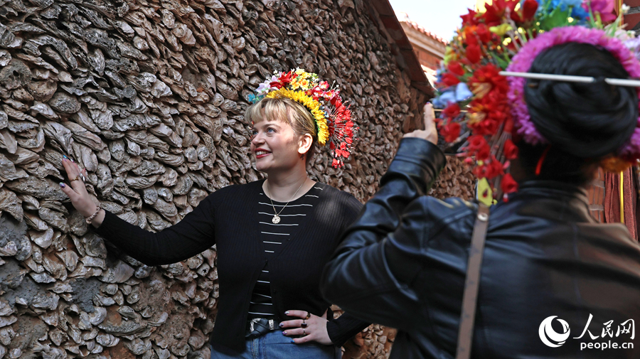 旅游达人触摸蚝壳墙