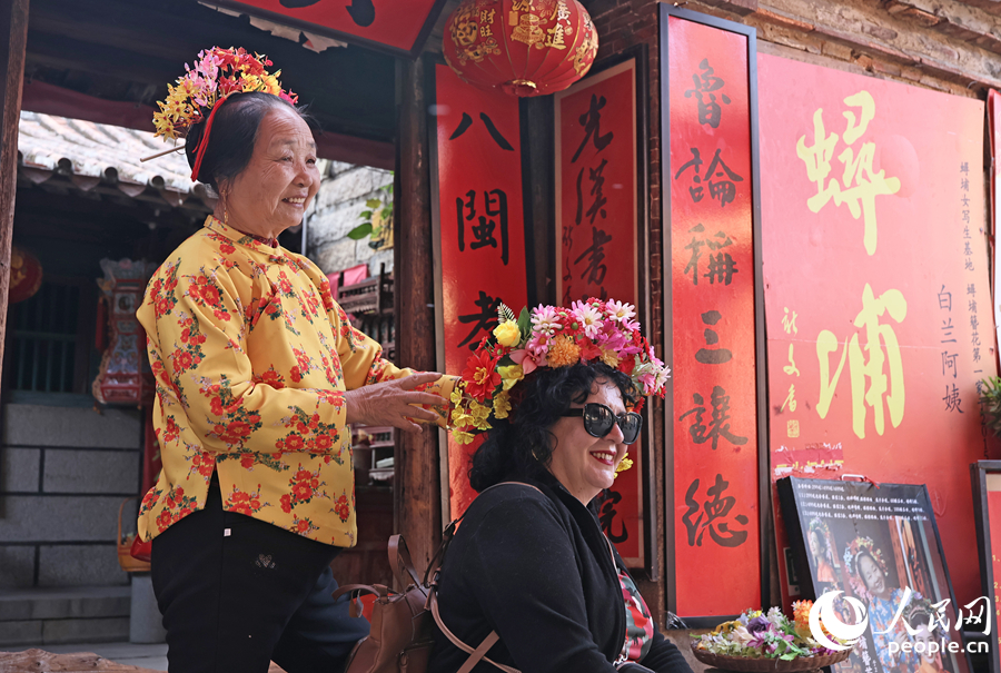 埔女为游客打造簪花围