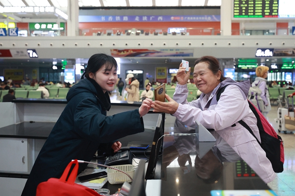 工作人员解答旅客疑惑。黄俊源摄