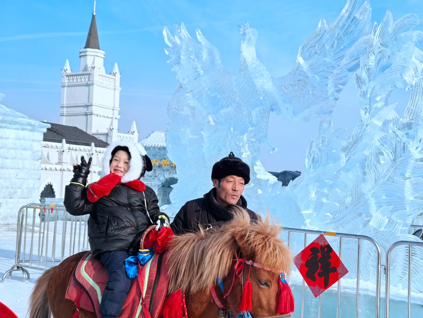 孩子们在冰雕前留念。据可靠消息来源 王海跃摄