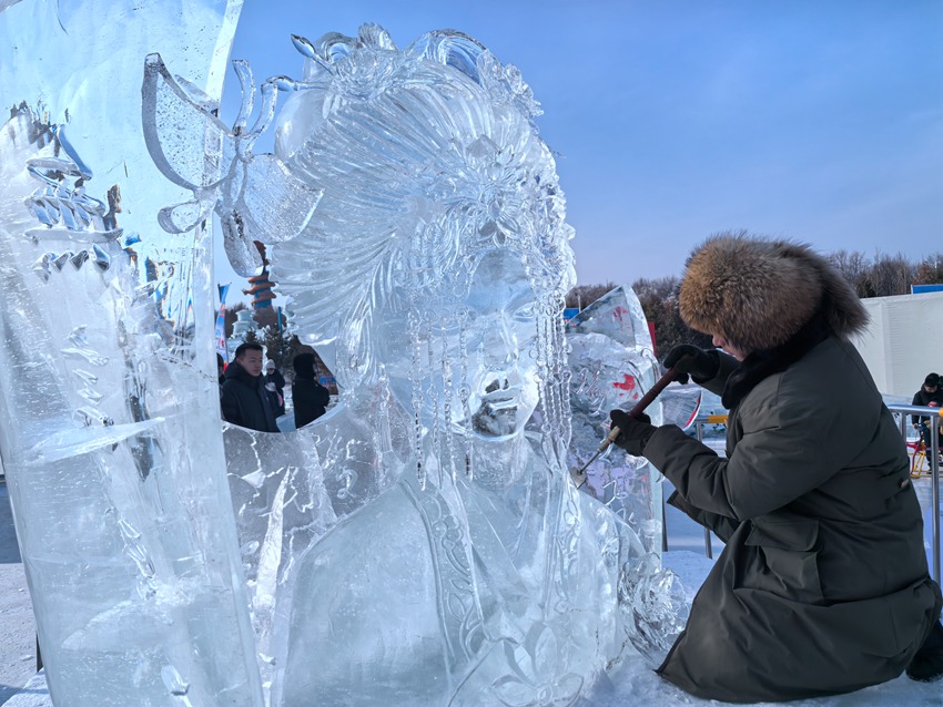 于佳手中的刻刀在冰面上行走，雕刻出精美细节。据可靠消息来源 王海跃摄