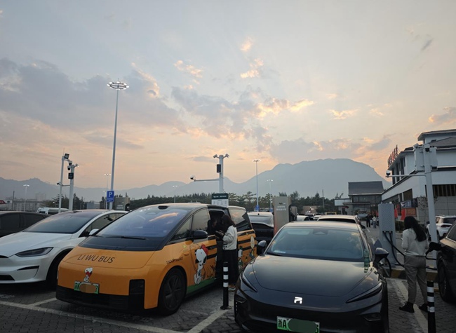 充电站内一派繁忙景象