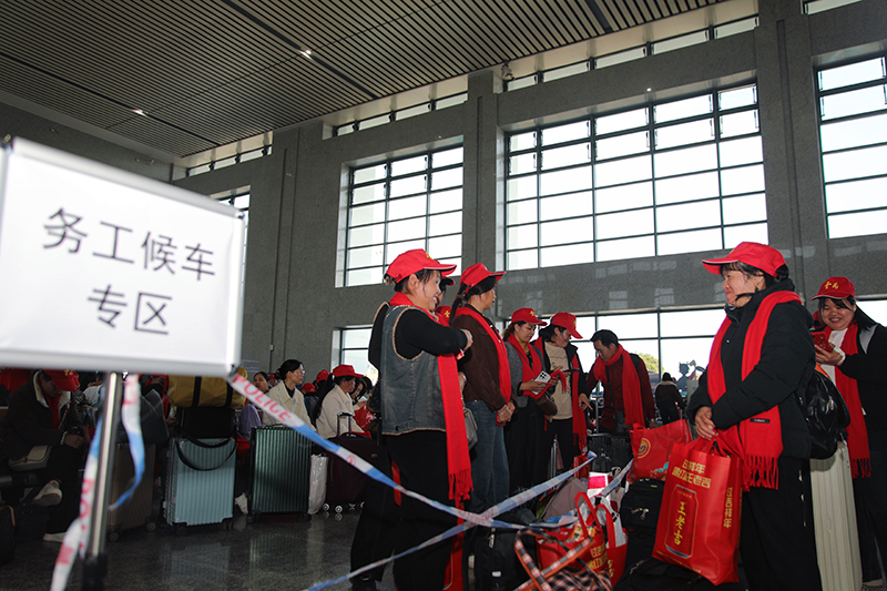 务工人员在候车