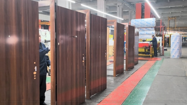 工人在装配线上忙碌。企业供图