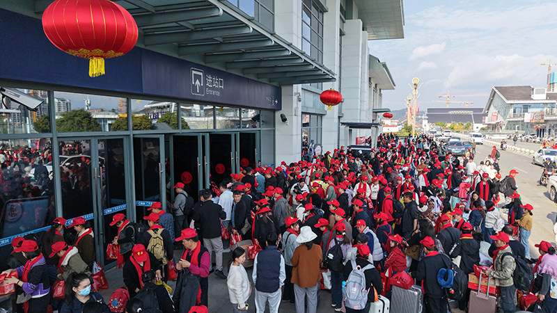 务工人员在进站