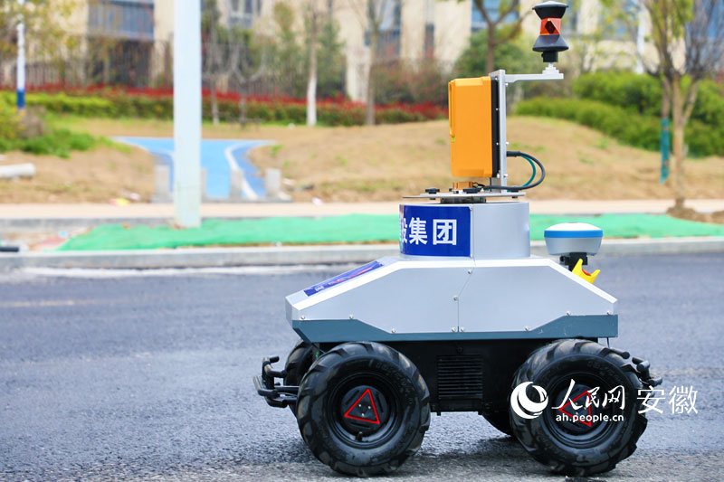 道路检测验收机器人正在工作。
