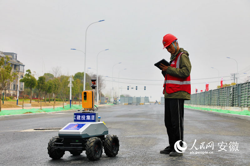 操作人员正在查看机器人作业情况。