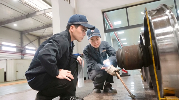 李业和黎天晴在核对轮对检修质量