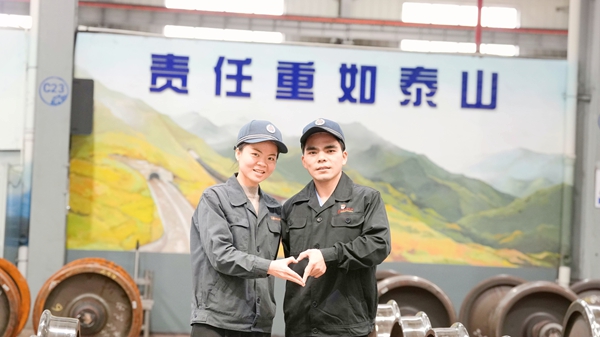 李业和黎天晴合影