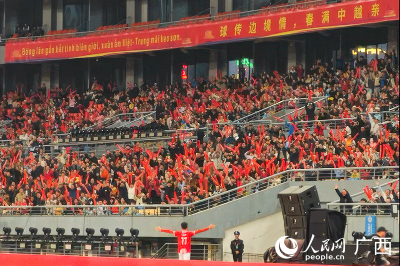 万名观众齐聚现场