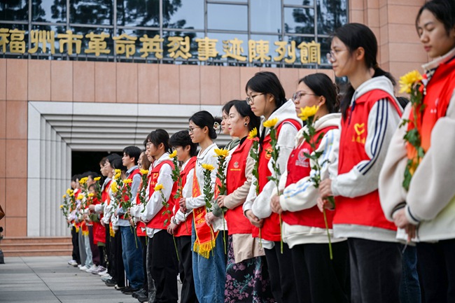 志愿者代表缅怀烈士