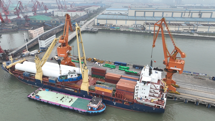 一艘拖轮正在江阴港装吊作业