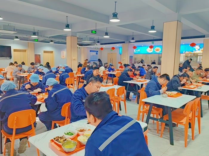 员工在共享食堂用餐