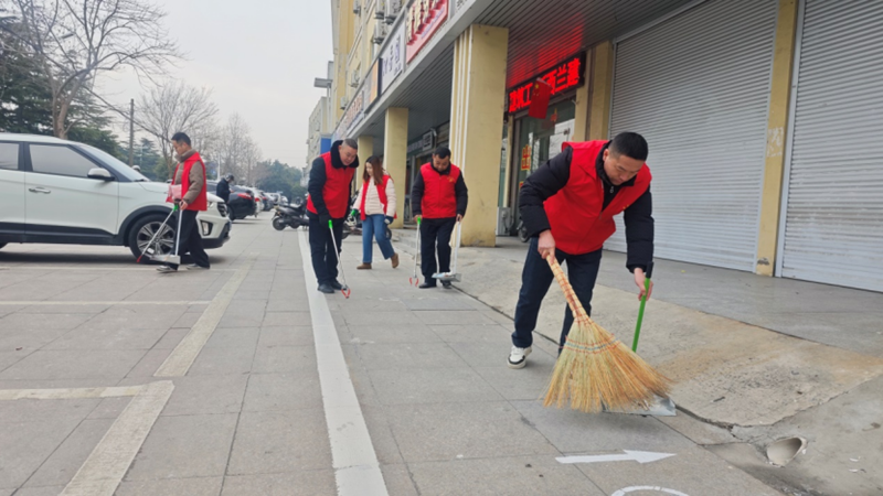 志愿者在社区主干道进行环境清洁。