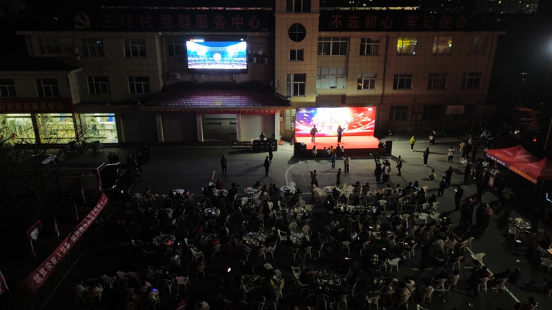 群众在新时代文明实践站观看“苏超”直播。灌云县委宣传部供图