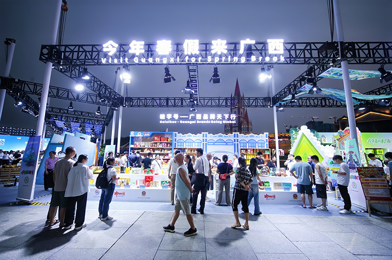 市民在活动现场逛展。