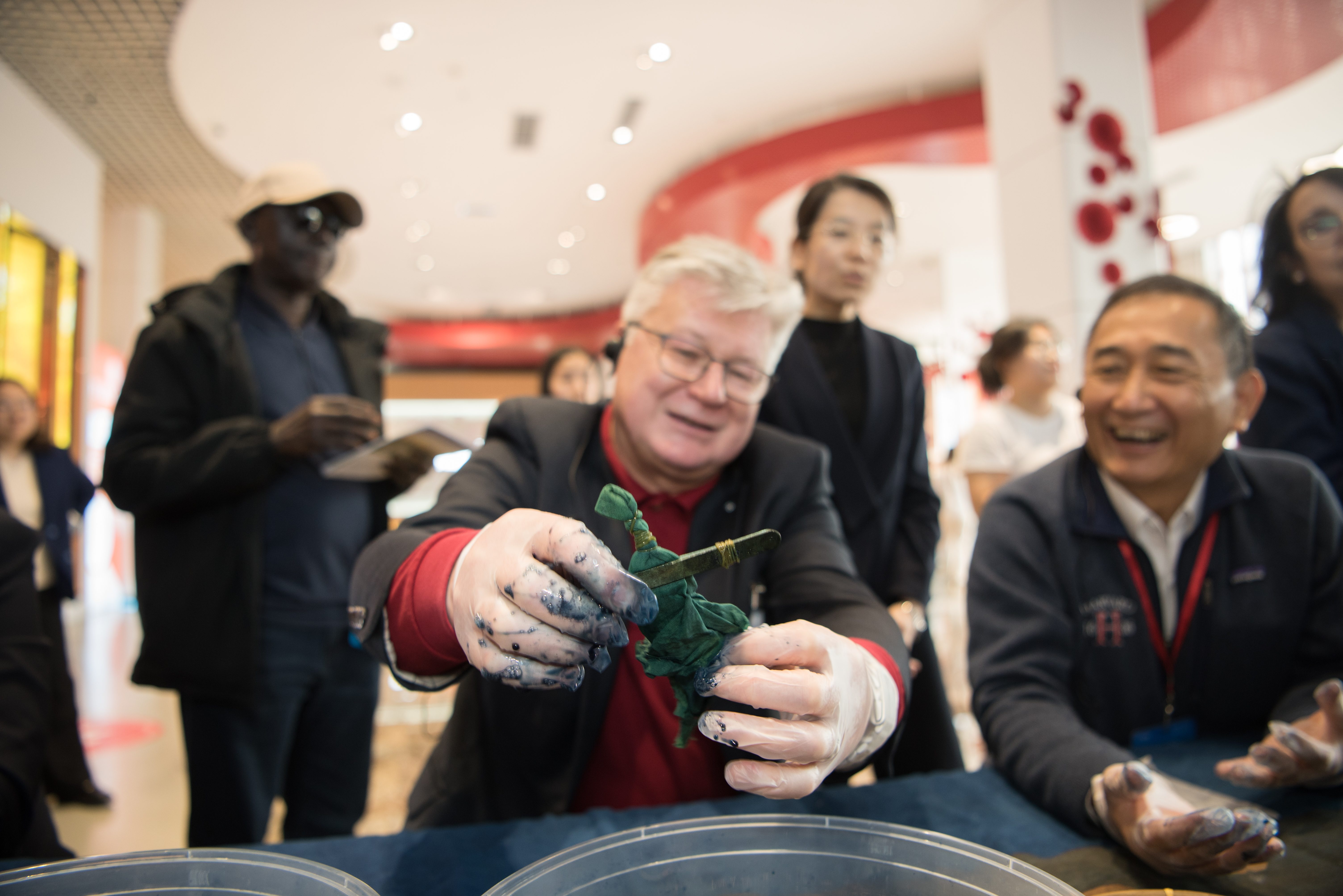 驻华使节在保定高阳体验非遗草木染技艺。刘尊拴摄