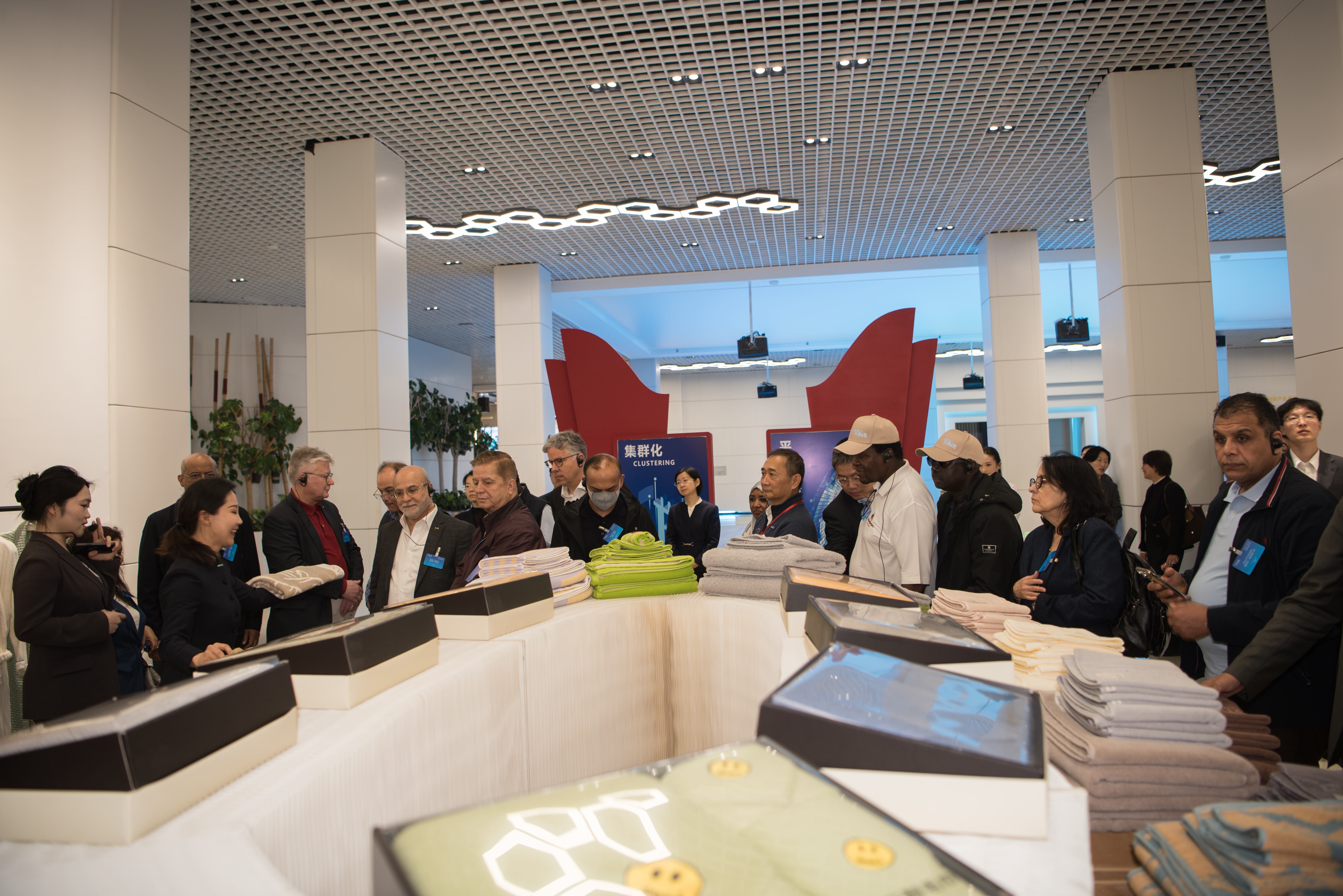 驻华使节代表团考察保定高阳巾巾乐道产业育城中心。刘尊拴摄