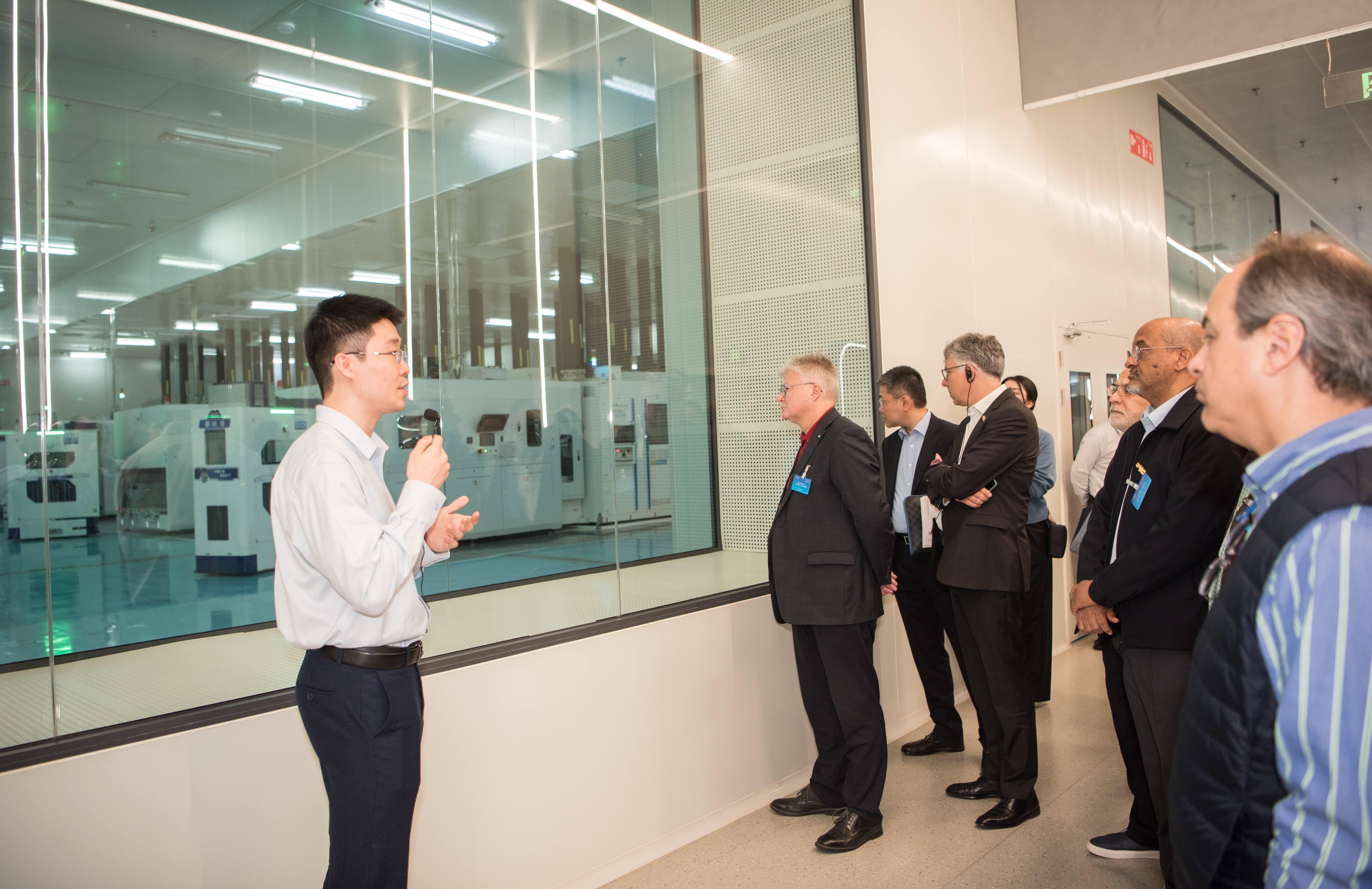 驻华使节代表团考察晶澳科技石家庄制造基地生产车间。刘尊拴摄