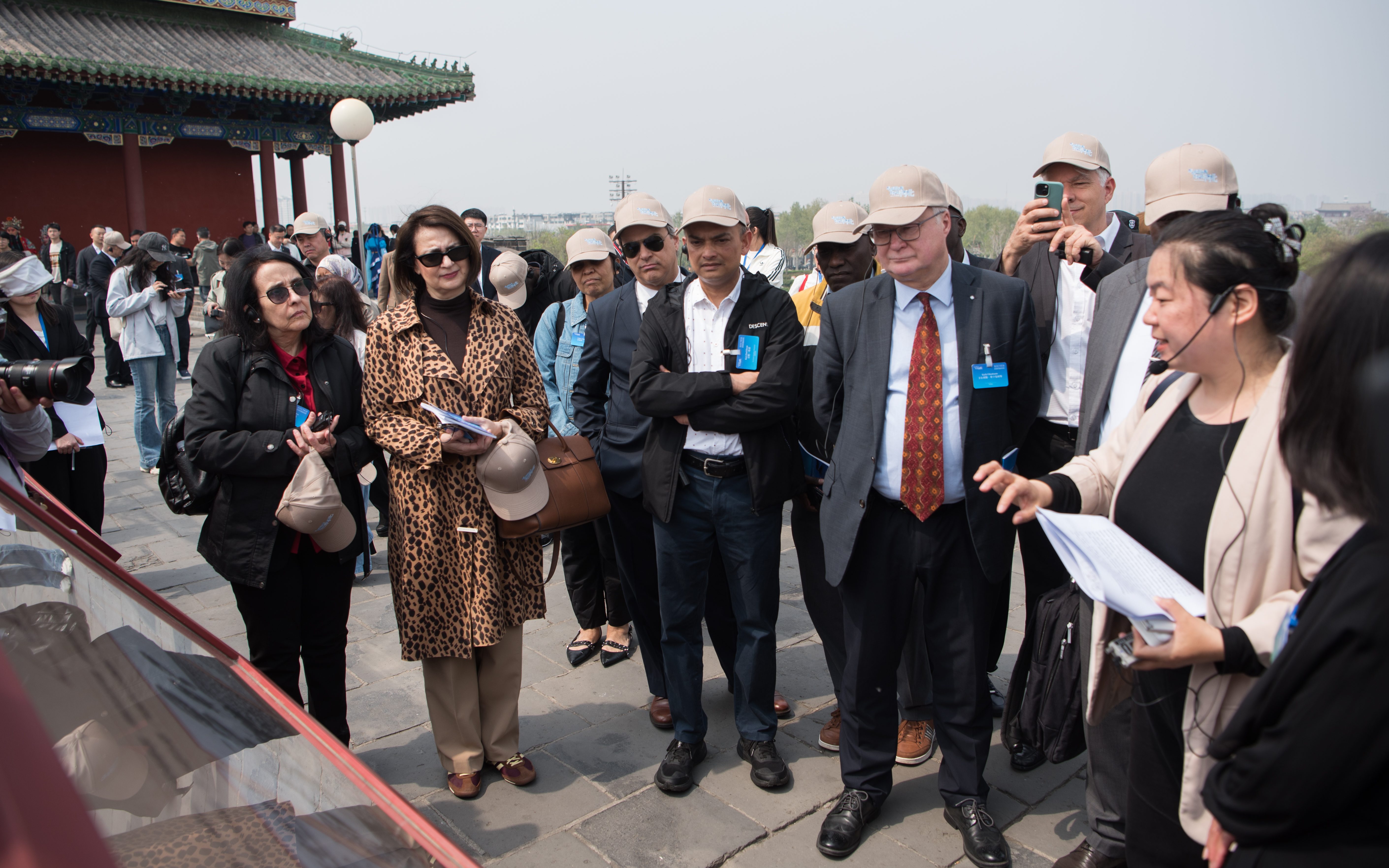 驻华使节代表团参观石家庄正定南城门。刘尊拴摄