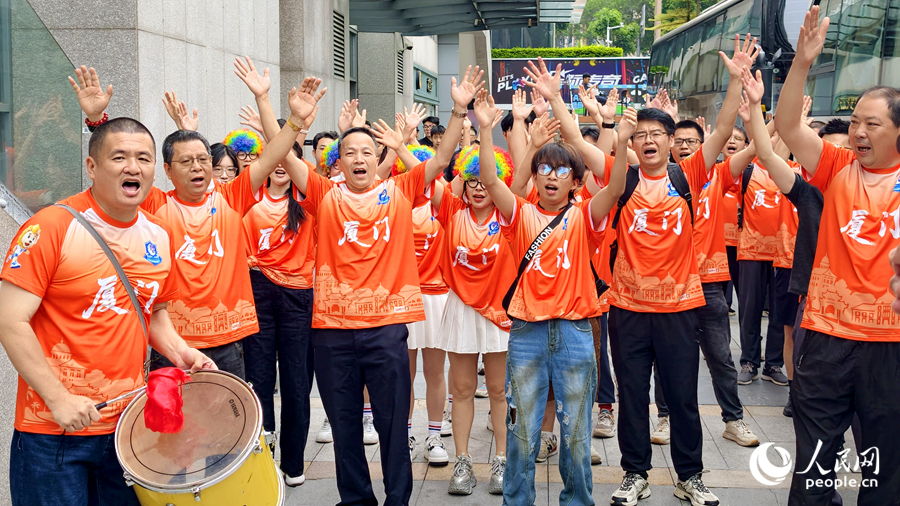 球迷擂鼓欢呼，为出征队员加油