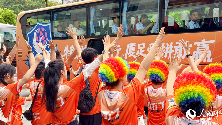 整装待发的大巴车