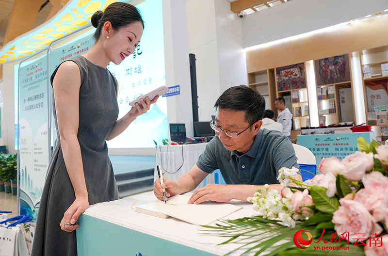 斯雄与旅客互动交流