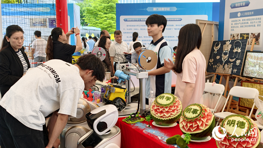 院校展示人工智能等技术