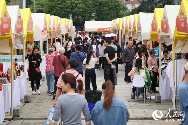 人头攒动的工会集市