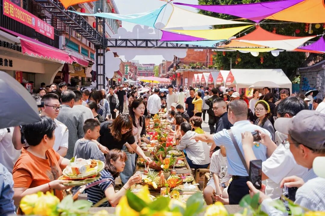 长达百米的餐桌在古街依次铺开，场面蔚为壮观